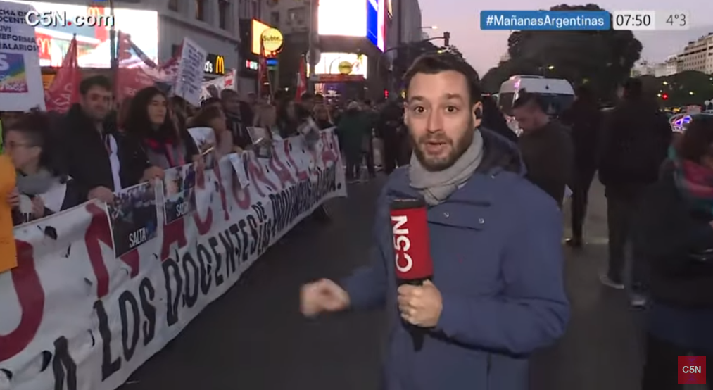 Sindicatos docentes cortan la Avenida Corrientes en reclamo de aumentos ...