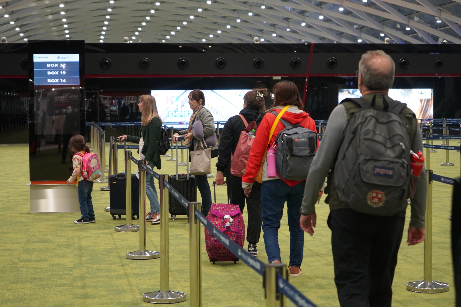 El Gobierno esconde los dólares del turismo justo cuando más se fugan