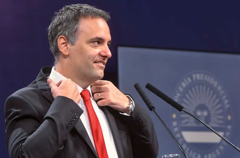 El ajuste por debajo del radar: Adorni y una Resolución que le da vía libre al recorte silencioso