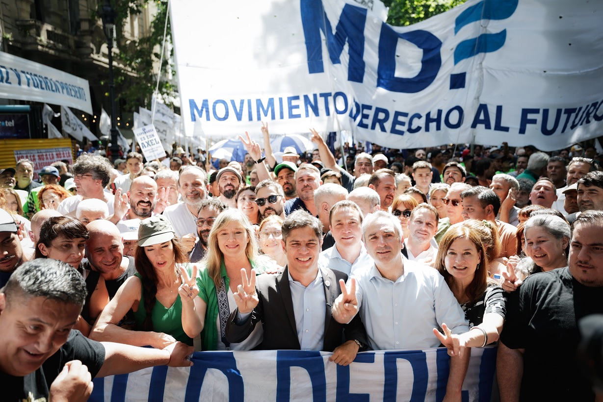 Kicillof se sumó a la marcha y advirtió que la reforma laboral “no mejora nada”