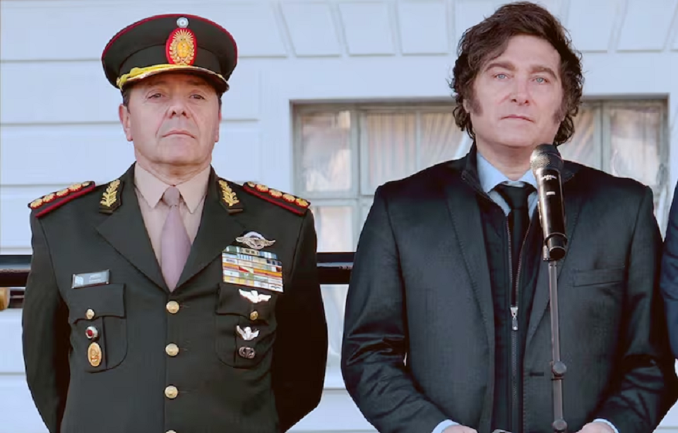 Milei firmó un decreto para allanar el ingreso de personal militar en Defensa