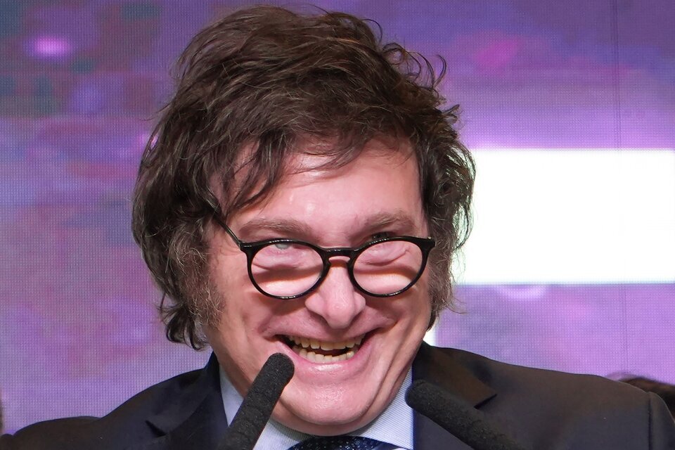 PERVERSO – El gobierno elimina protecciones al aluminio y expone a 2.272 empleos de Aluar: el castigo de Milei al dueño de FATE