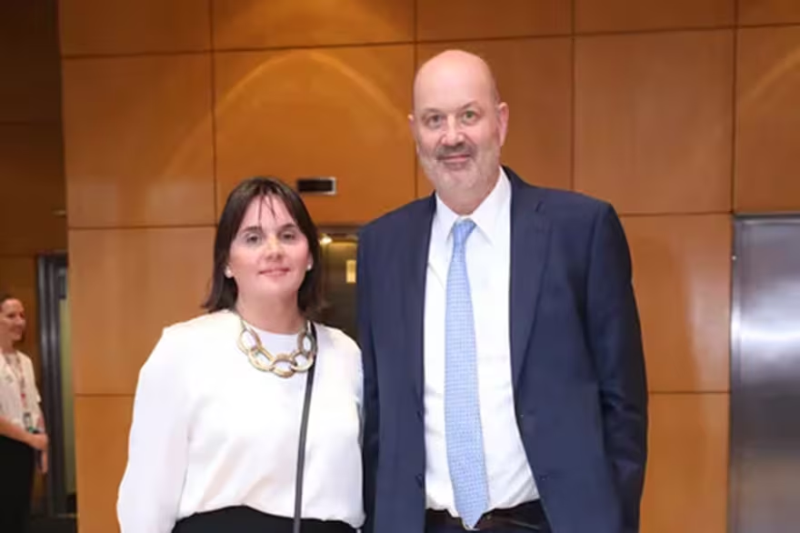 Cancillería adjudicó un contrato millonario a la esposa de Sturzenegger: la motosierra pasa, la familia queda