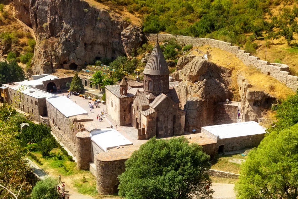El monasterio de Geghard, la joya excavada en la roca que sobrevivió a invasiones y siglos de historia