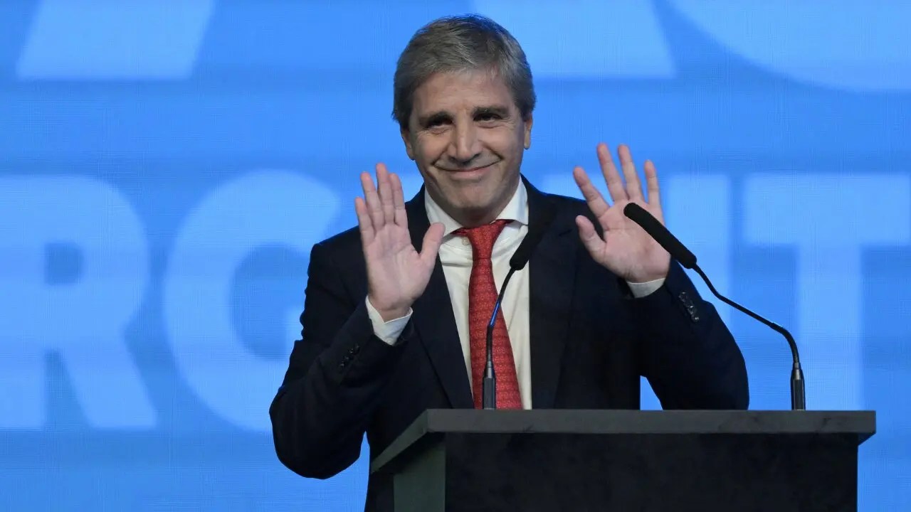 HIPÓCRITA: Mientras pide a la gente que saque los dólares del colchón Caputo los tiene en el exterior