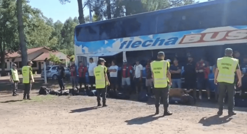 Controles a hinchas en rutas: el gobierno amplía el poder policial y abre un nuevo frente de polémica