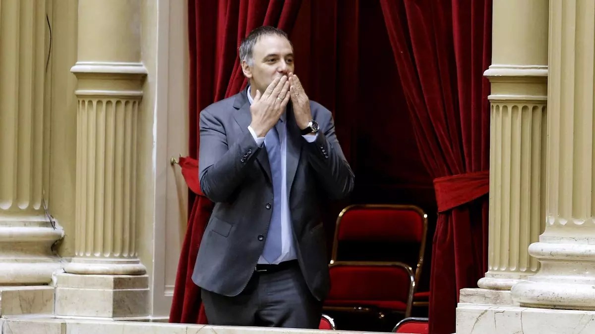 El “deslomado” que no explica sus números: las cuentas de Manuel Adorni y su esposa que no cierran