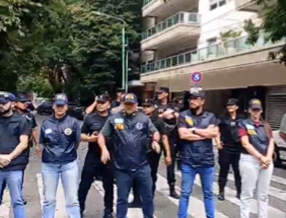 Operativo cobardía frente al departamento de Adorni: blindaje policial ante el anuncio de una clase pública
