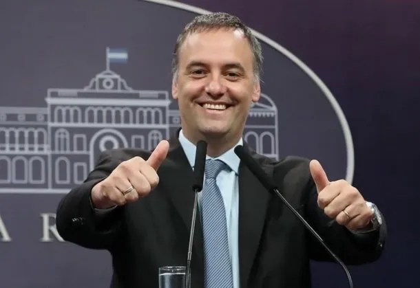 CASTA: Adorni y los ministros se duplicaron los sueldos