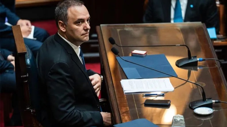 Tarjetas corporativas, lujo y opacidad: el “lado B” del informe de Manuel Adorni que expone gastos insólitos en una empresa estatal