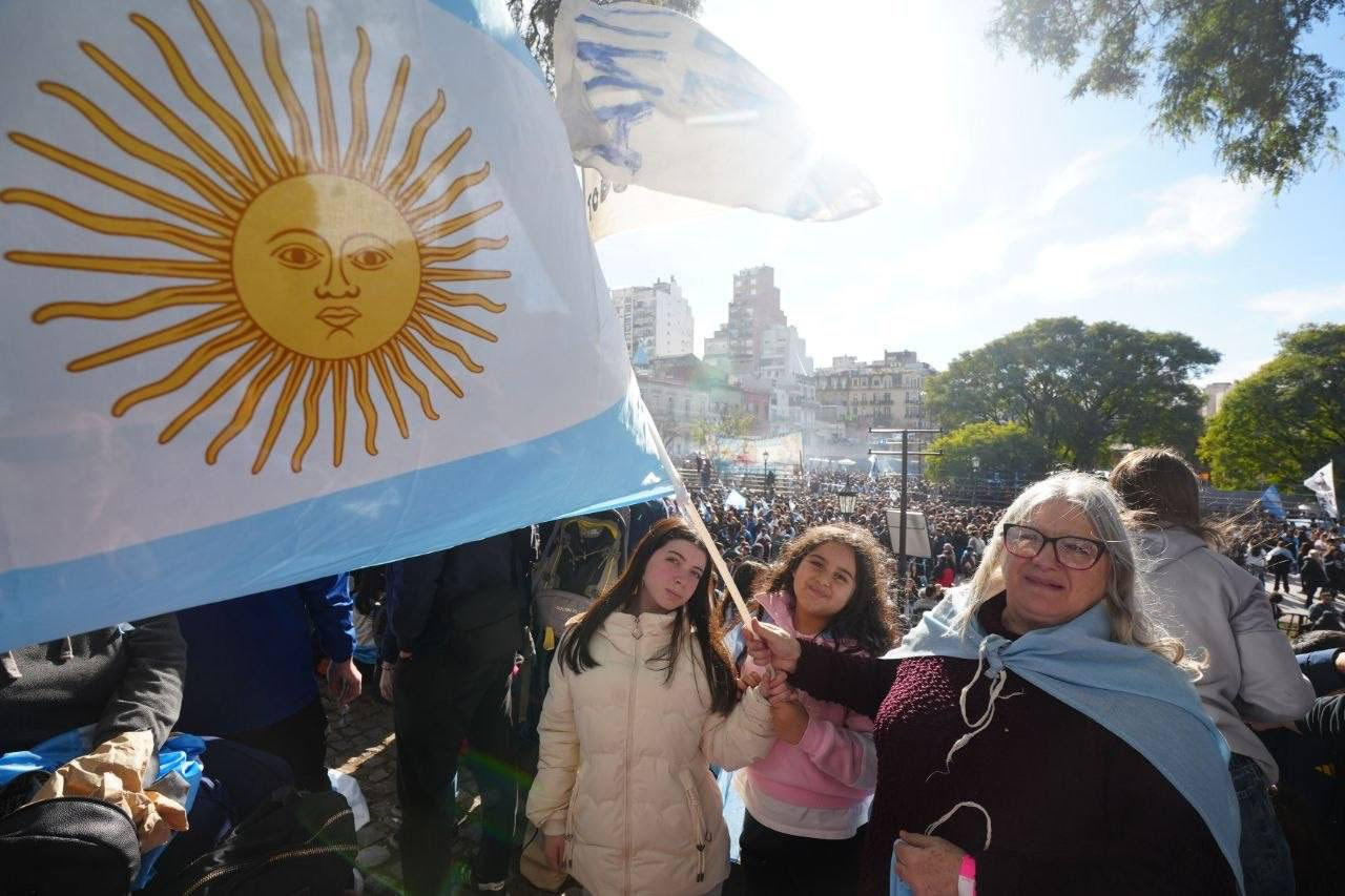 «Cristina libre»: una multitud copó Parque Lezama y Máximo Kirchner volvió a apuntar contra la proscripción