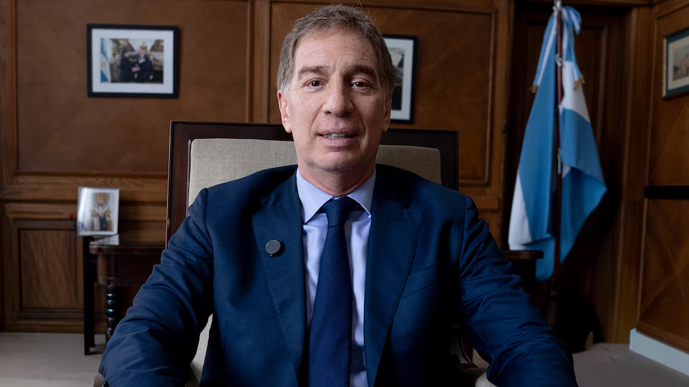 Más casta no se consigue: Santilli reemplazará a Adorni