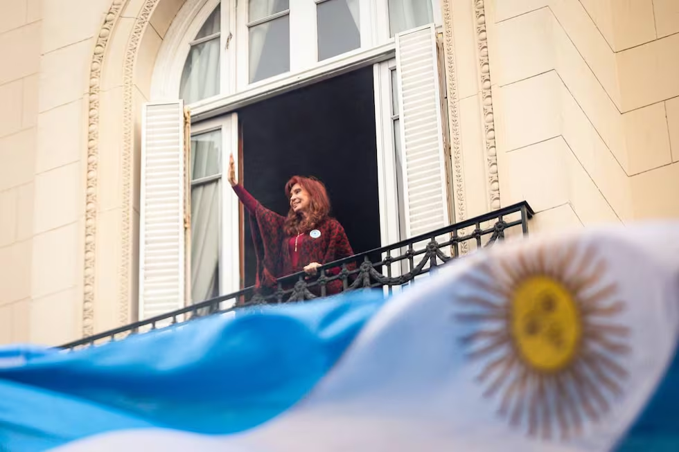 Cristina Kirchner denunció una “proscripción perpetua” y volvió a poner en debate el rol de la Justicia en la democracia argentina