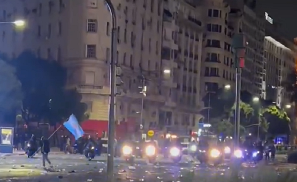 Del abrazo al garrote: Jorge Macri saludó los festejos por la Selección y horas después mandó a la Policía a reprimir