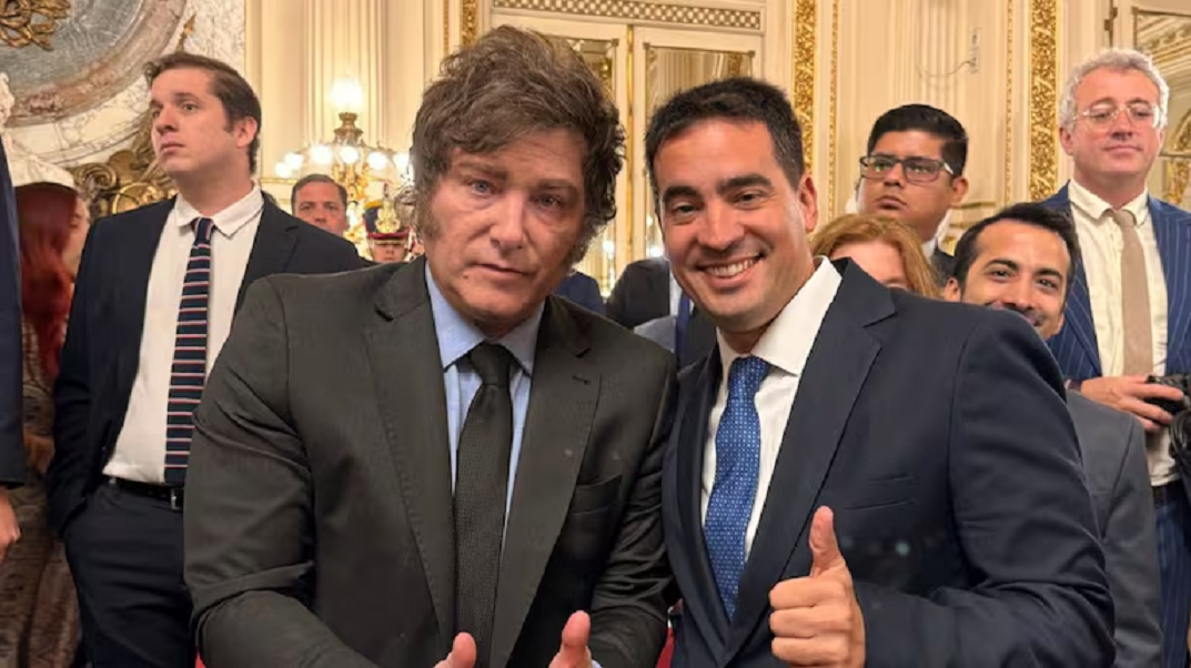 Para el vocero de Milei, Argentina es un «país bananero»: la repudiable frase que desató un fuerte repudio
