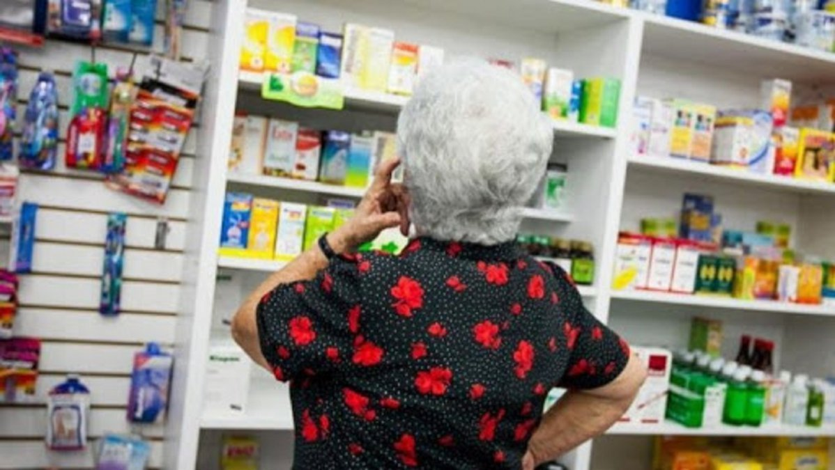 Más caros y con menos controles: la nueva desregulación de Sturzenegger pone en alerta el acceso a los medicamentos