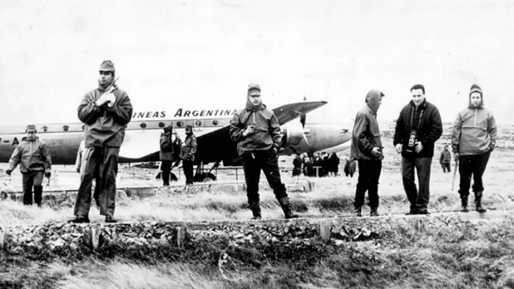 A 60 años del Operativo Cóndor: los 18 argentinos que llegaron a Malvinas para izar la bandera