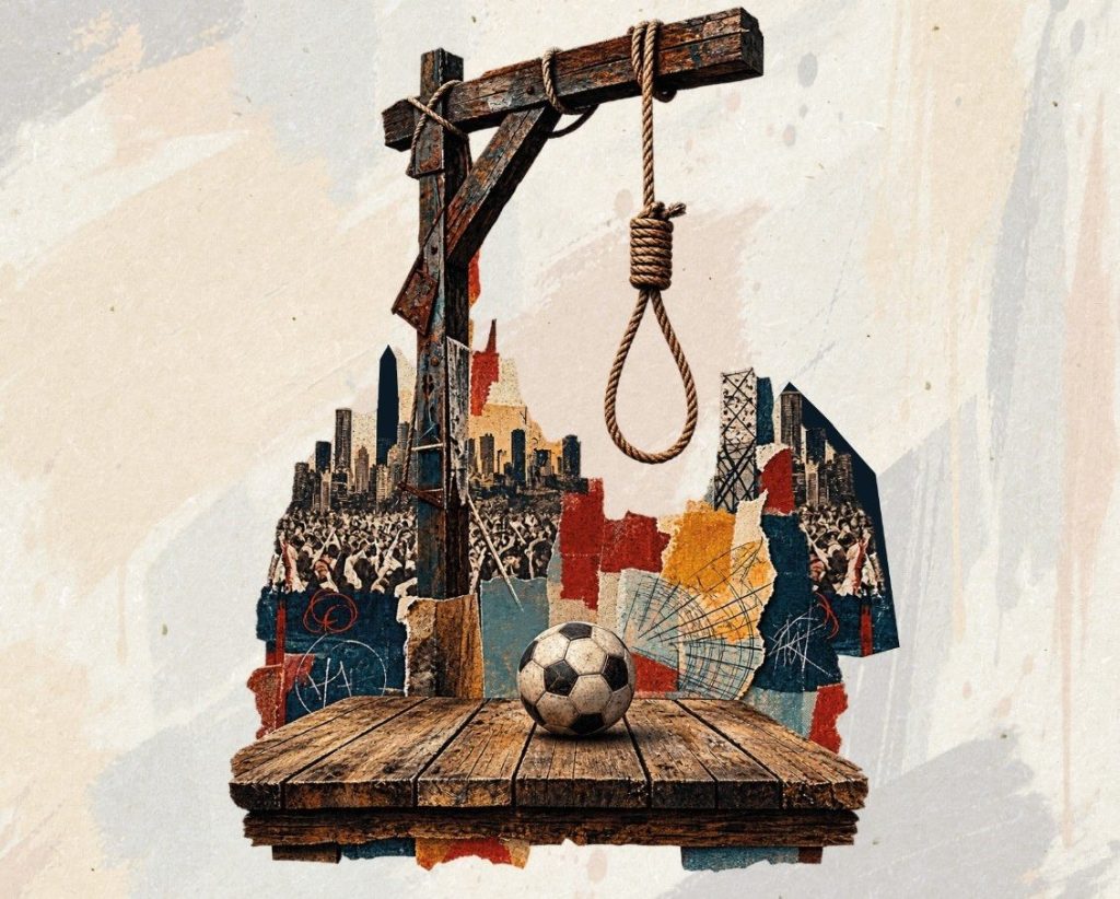 Ilustración surrealista que muestra una estructura de madera con una soga y una pelota de fútbol en un fondo de multitudes y edificios urbanos.