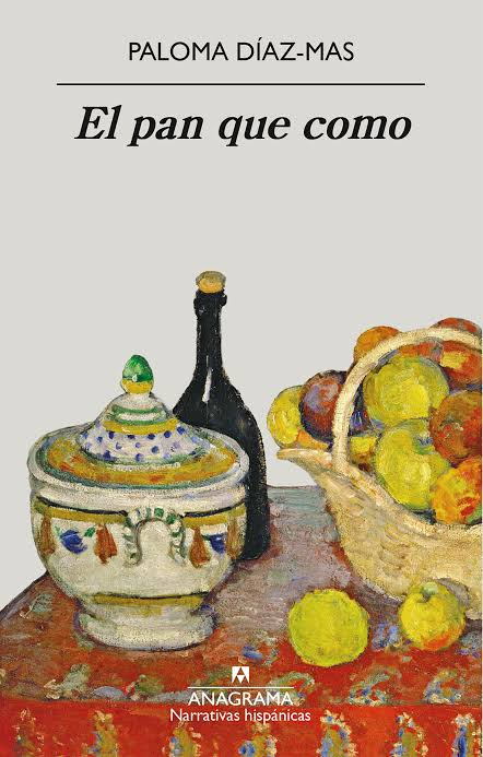 Portada del libro 'El pan que comó' de Paloma Díaz-Mas, que muestra una mesa con una olla decorativa, una botella de vino y una cesta de frutas.