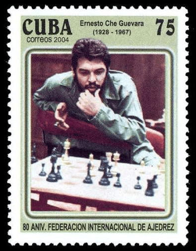Sello de correos de Cuba que muestra a Ernesto Che Guevara jugando al ajedrez, con piezas en la mesa. Emitido en 2004 para conmemorar el 80 aniversario de la Federación Internacional de Ajedrez.