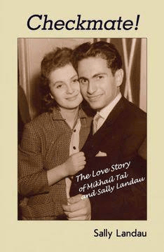 Portada del libro 'Checkmate!' que muestra una foto en blanco y negro de una pareja sonriente, con el texto 'The Love Story of Mikhail Tal and Sally Landau' en el centro y el nombre del autor, Sally Landau, en la parte inferior.