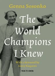 Portada del libro 'The World Champions I Knew' de Genna Sosonko, con una foto en blanco y negro del autor sosteniendo una carta de ajedrez.