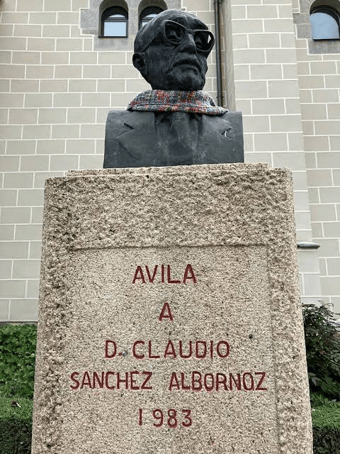 Busto de D. Claudio Sánchez Albornoz en Ávila, con una bufanda, 1983.