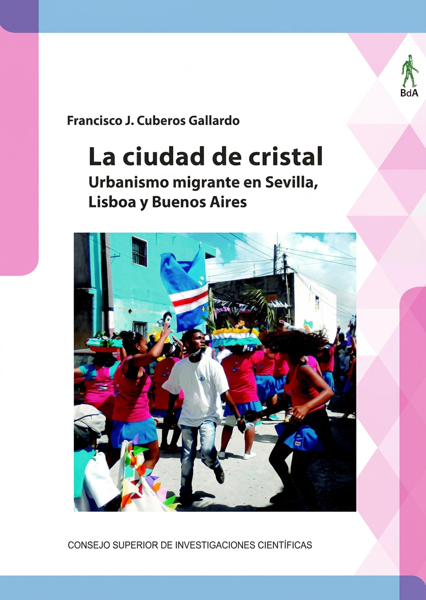 Portada del libro 'La ciudad de cristal' de Francisco J. Cuberos Gallardo, con imágenes de un evento cultural que incluye personas con vestimenta colorida y banderas.