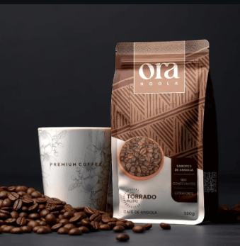 Paquete de café 'ORA' de 500g con granos de café alrededor, y una taza decorada que dice 'PREMIUM COFFEE'.
