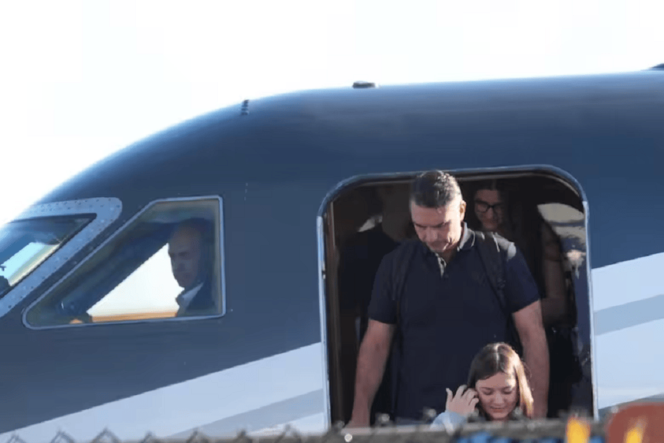 Pasajeros descendiendo de un avión privado en una pista.