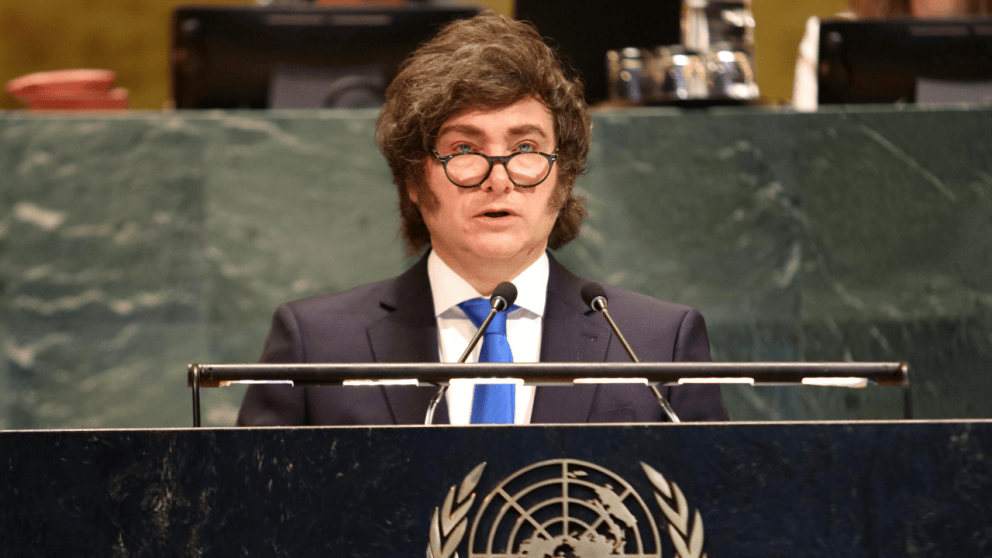 Hombre con gafas pronunciadas hablando en un podio durante un evento en la ONU.
