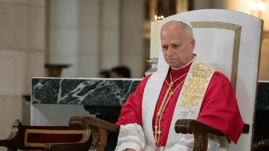 El Papa sentado en un trono ceremonial, vistiendo una túnica roja y una estola dorada, con una expresión seria en un ambiente religioso.