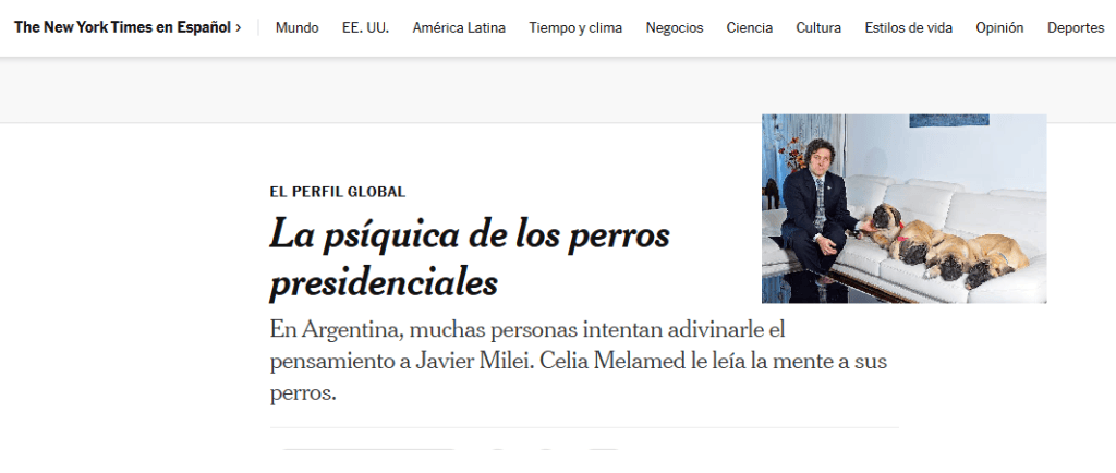 Un artículo del New York Times en español sobre la psíquica de los perros presidenciales en Argentina, con una imagen de una mujer leyendo la mente a sus perros en un sofá.