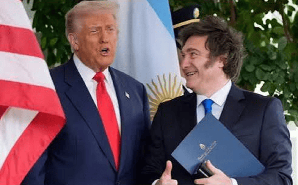 Donald Trump y un hombre sonriendo, con una bandera de Estados Unidos en el lado izquierdo y una bandera de Argentina en el fondo.