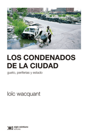Portada del libro 'Los condenados de la ciudad' de Loïc Wacquant, mostrando un paisaje urbano deteriorado con un coche abandonado.